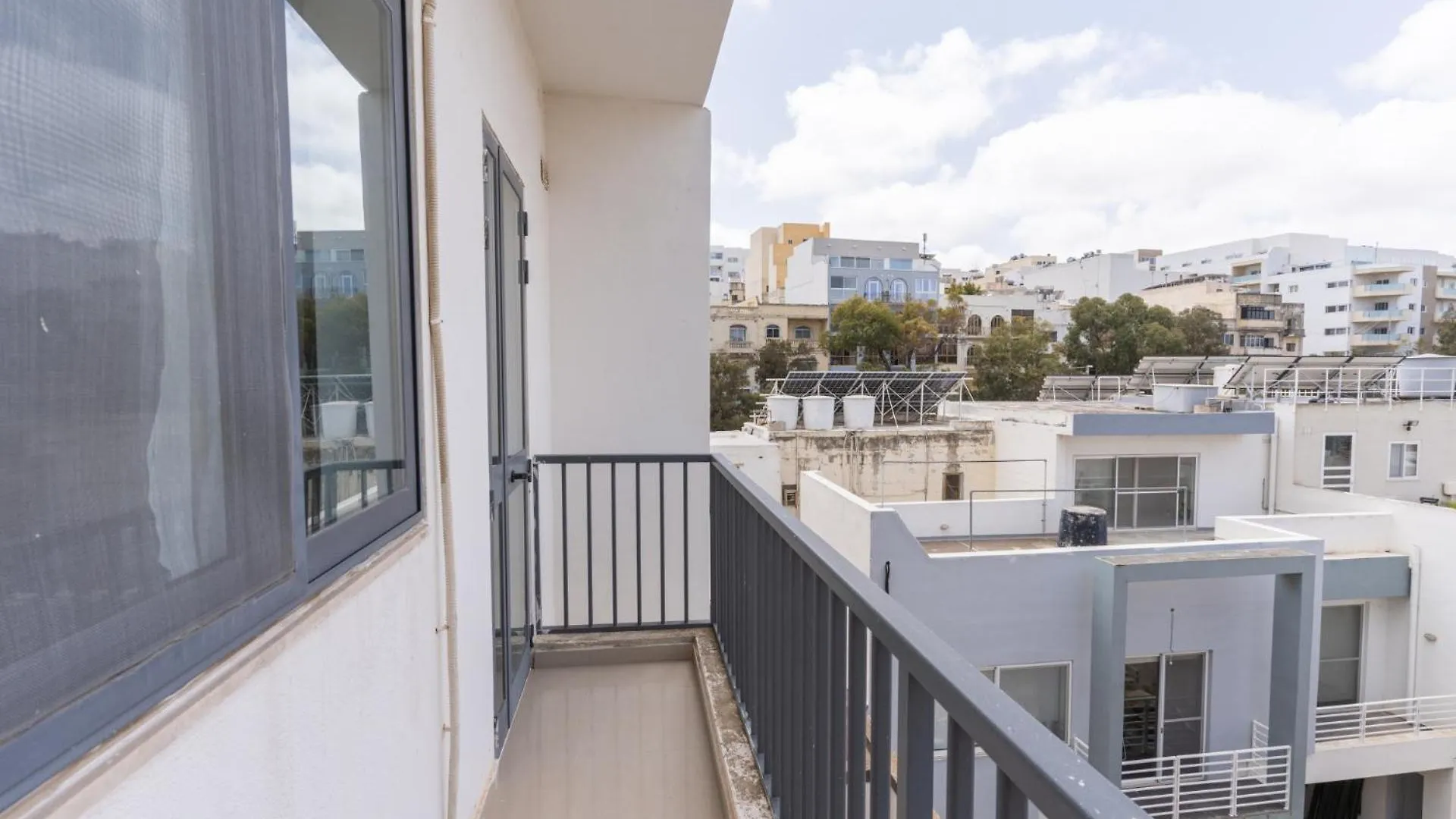 Saint Julian's Beautiful 3 -Bed Apartment In St.Julians מלטה