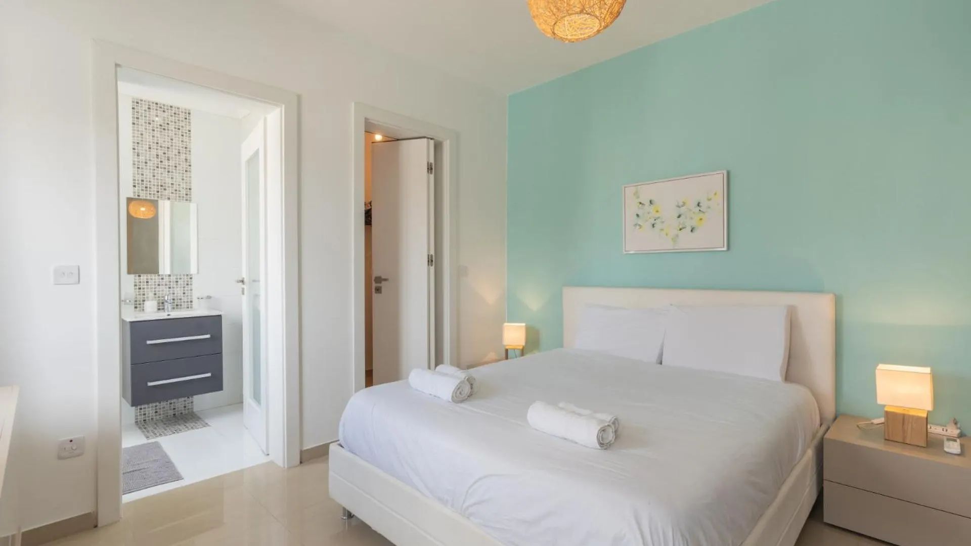 Saint Julian's Beautiful 3 -Bed Apartment In St.Julians מלטה