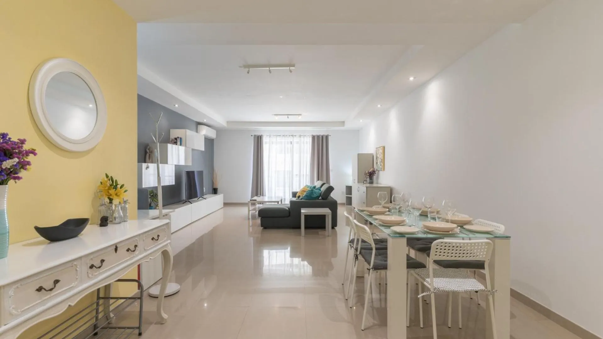 Saint Julian's Beautiful 3 -Bed Apartment In St.Julians מלטה
